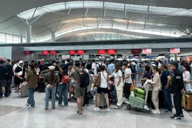 Sân bay Tân Sơn Nhất đón khoảng 122.000 khách mỗi ngày dịp cao điểm 30/4. (Ảnh: PV/Vietnam+)