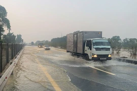 Đường cao tốc Hà Nội-Thái Nguyên ngập sâu do nước lũ dâng. (Ảnh: PV/Vietnam+)