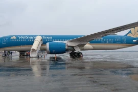 Máy bay Vietnam Airlines hạ cánh tại sân bay Kolkata. (Ảnh: PV/Vietnam+)