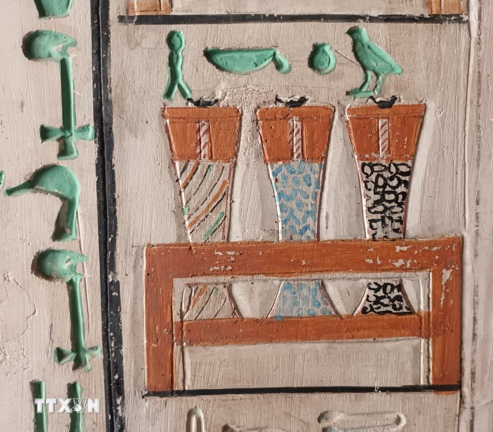 Hoa văn điêu khắc bên trong lăng mộ cổ thuộc loại kiến trúc mastaba tại khu di tích Saqqara, phía nam thủ đô Cairo, Ai Cập. (Ảnh: THX/TTXVN)