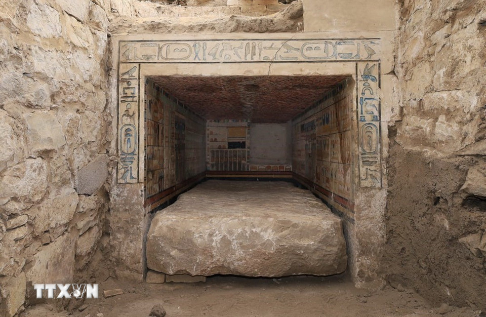 Lăng mộ cổ thuộc loại kiến trúc mastaba được phát hiện tại khu di tích Saqqara, phía nam thủ đô Cairo, Ai Cập. (Ảnh: THX/TTXVN)