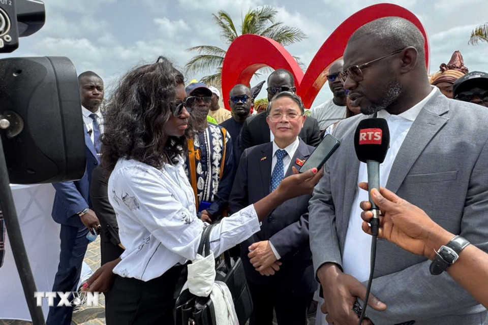 Lãnh đạo Quốc hội hai nước trả lời phỏng vấn ngắn của phóng viên truyền hình Senegal. (Ảnh: TTXVN phát)