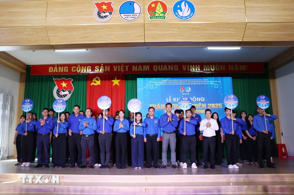 Ra mắt 7 đội hình thanh niên tình nguyện trong Tháng Thanh niên năm 2025 tại chương trình. (Ảnh: Hoài Thu/TTXVN)