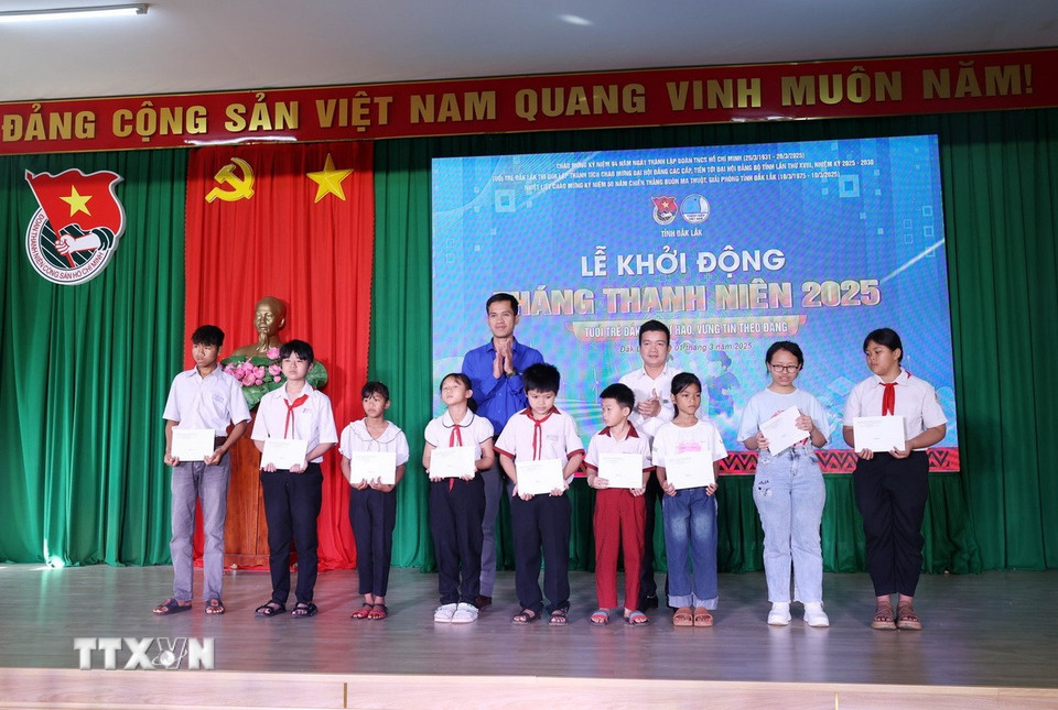 Tỉnh đoàn Đắk Lắk trao học bổng tặng thiếu nhi có hoàn cảnh khó khăn tại chương trình. (Ảnh: Hoài Thu/TTXVN)