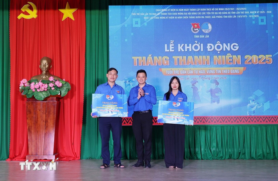 Tỉnh đoàn Đắk Lắk trao 2 vốn vay khởi nghiệp hỗ trợ cho thanh niên tại chương trình. (Ảnh: Hoài Thu/ TTXVN)