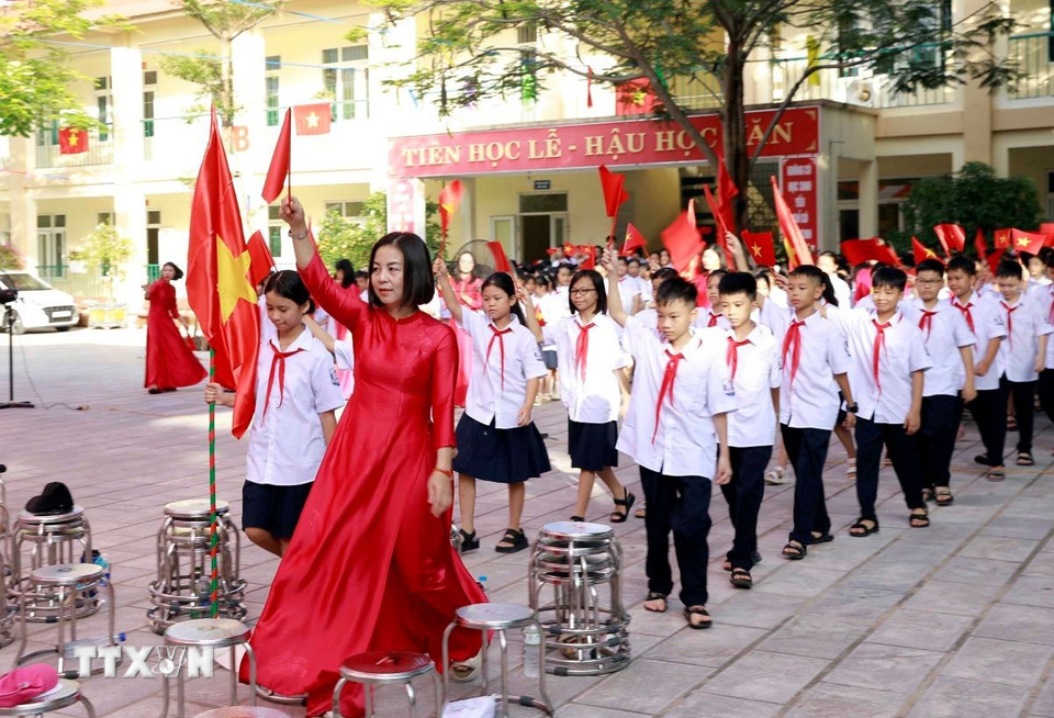 Cô trò lớp 6 Trường Trung học cơ sở Hội Hợp (Phú Thọ) chào đón năm học mới 2025-2026. (Ảnh: Hoàng Hùng/TTXVN)