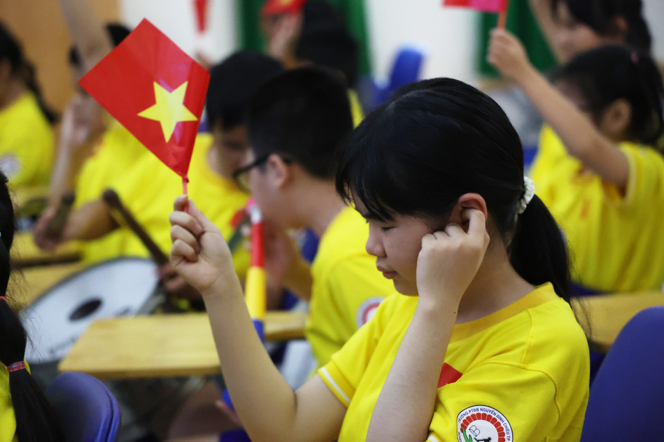 Các em nhỏ khiếm thị Trường Phổ thông đặc biệt Nguyễn Đình Chiểu (phường Vườn Lài, Thành phố Hồ Chí Minh) “xem” bóng đá bằng tai, nuôi dưỡng tình yêu Tổ quốc. (Ảnh: Hồng Đạt/TTXVN)