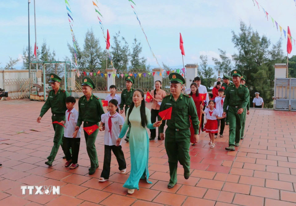 Lễ khai giảng tại điểm trường đảo Trần (Cô Tô). (Ảnh: TTXVN phát)