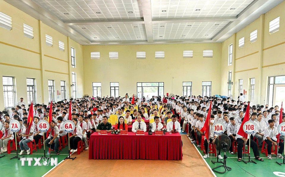 Cán bộ, giáo viên, học sinh trường Trung học cơ sở và Trung học phổ thông Quan Lạn (đặc khu Vân Đồn) dự Lễ khai giảng trực tuyến năm học mới. (Ảnh: TTXVN phát)