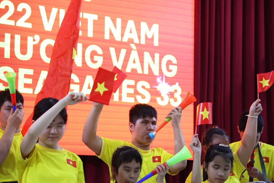 Các em nhỏ khiếm thị Trường Phổ thông đặc biệt Nguyễn Đình Chiểu cổ vũ cho U22 Việt Nam trong trận chung kết Sea Games 33. (Ảnh: Hồng Đạt/TTXVN)