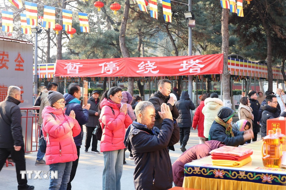 Người dân Trung Quốc cầu nguyện cho một năm mới cả gia đình hạnh phúc an khang. (Ảnh: Quang Hưng/TTXVN).