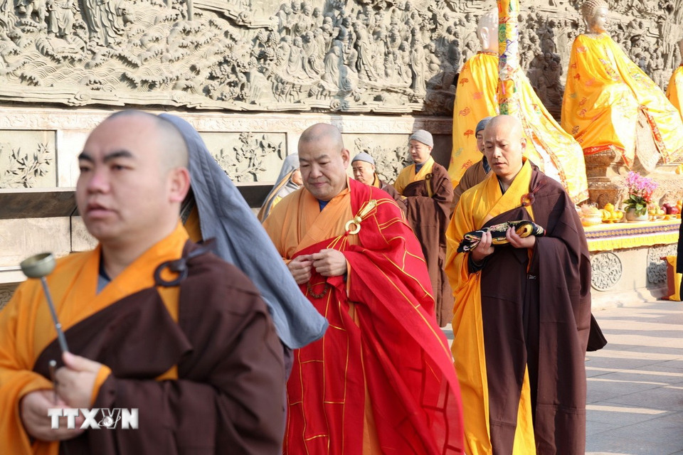 Các sư chùa Linh Quang Tự đang làm lễ cầu phúc đầu năm mới. (Ảnh: Quang Hưng/TTXVN).