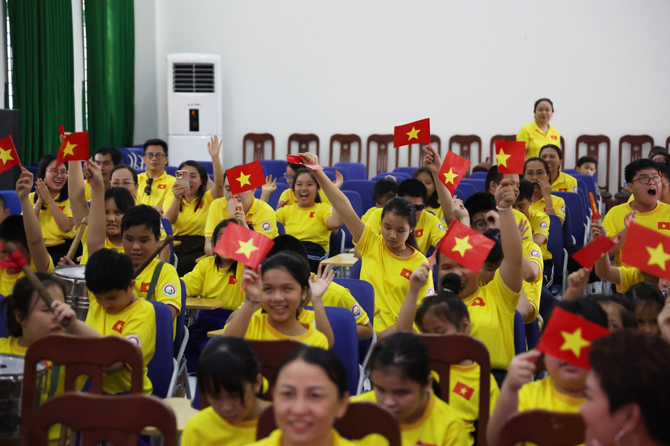 Bầu không khí sôi động của các em nhỏ khiếm thị Trường Phổ thông đặc biệt Nguyễn Đình Chiểu (phường Vườn Lài, Thành phố Hồ Chí Minh) cổ vũ cho đội U22 Việt Nam trong trận chung kết SEA Games 33 ngày 18/12/2025. (Ảnh: Hồng Đạt/TTXVN)