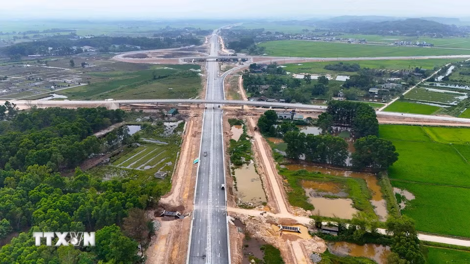 Một đoạn cao tốc thuộc dự án thành phần đoạn Hàm Nghi-Vũng Áng đã hoàn thiện. (Ảnh: Hữu Quyết/TTXVN)