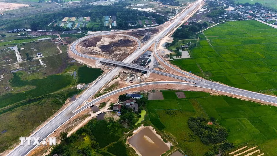 Nút giao đường tỉnh 550 (xã Lưu Vĩnh Sơn, huyện Thạch Hà) có vai trò kết nối cao tốc Bắc-Nam với thành phố Hà Tĩnh đã hoàn thiện. (Ảnh: Hữu Quyết/TTXVN)