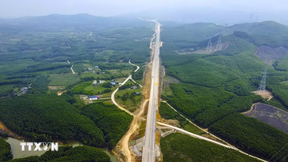 Dự án cao tốc đoạn Hàm Nghi-Vũng Áng có chiều dài hơn 54km. (Ảnh: Hữu Quyết/TTXVN)
