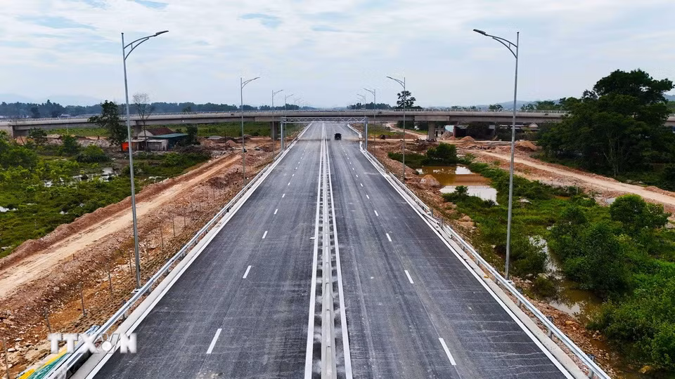 Hệ thống điện chiếu sáng, sơn kẻ đường đã được hoàn thiện tại dự án thành phần đoạn Hàm Nghi - Vũng Áng. (Ảnh: Hữu Quyết/TTXVN)