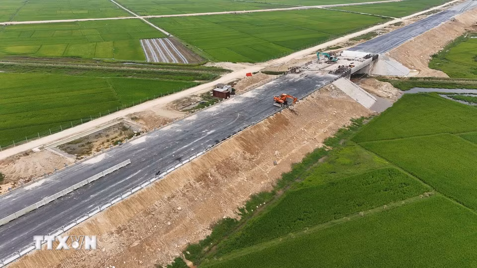 Thi công Dự án đường bộ cao tốc Bắc-Nam phía đông giai đoạn 2021-2025 qua tỉnh Hà Tĩnh. (Ảnh: Hữu Quyết/TTXVN)
