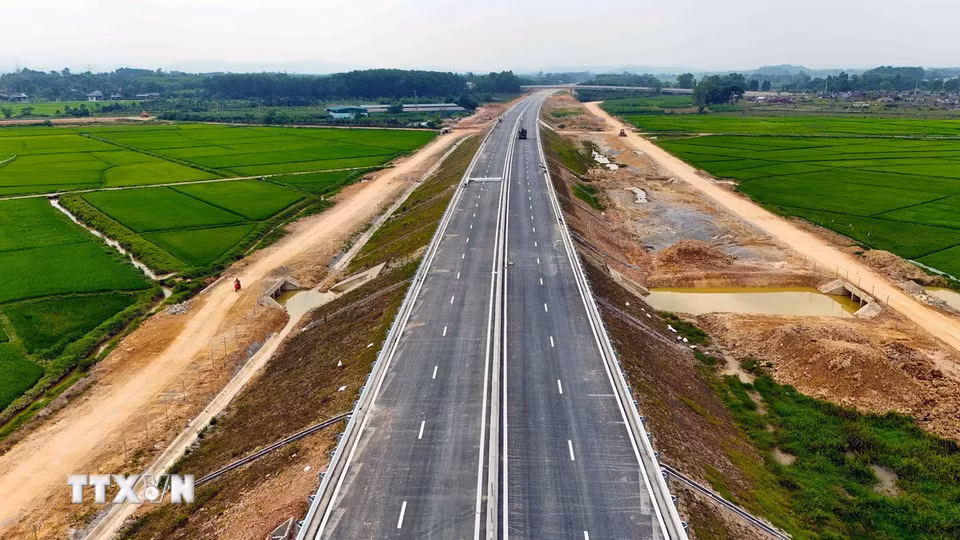 Giai đoạn 1 tuyến cao tốc Bắc-Nam qua Hà Tĩnh được đầu tư quy mô 4 làn xe hạn chế (bề rộng nền đường 17m), tốc độ 90km/h. (Ảnh: Hữu Quyết/TTXVN)