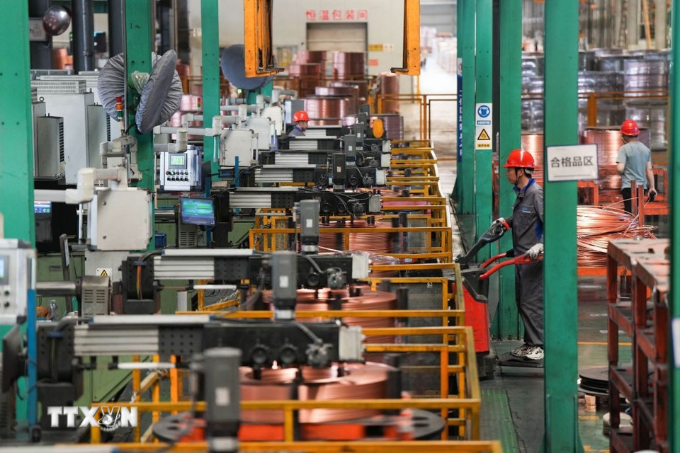 Ngày 10/7/2025, Tổng thống Mỹ Donald Trump tuyên bố mức thuế 35% sẽ được áp dụng đối với hàng hóa nhập khẩu từ Canada, bắt đầu từ ngày 1/8. Cũng từ thời điểm này, đồng nhập khẩu vào Mỹ sẽ bị áp mức thuế 50%, sau khi ông chủ Nhà Trắng có được đánh giá về an ninh quốc gia. Đồng được sản xuất tại nhà máy ở tỉnh Chiết Giang, Trung Quốc. (Ảnh: THX/TTXVN)