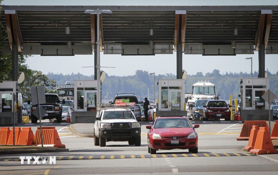 Ngày 10/7/2025, Tổng thống Mỹ Donald Trump (ảnh) tuyên bố mức thuế 35% sẽ được áp dụng đối với hàng hóa nhập khẩu từ Canada, bắt đầu từ ngày 1/8. Cũng từ thời điểm này, đồng nhập khẩu vào Mỹ sẽ bị áp mức thuế 50%, sau khi ông chủ Nhà Trắng có được đánh giá về an ninh quốc gia. Các phương tiện di chuyển qua cửa khẩu Peace Arch ở biên giới Mỹ-Canada. (Ảnh: THX/TTXVN)