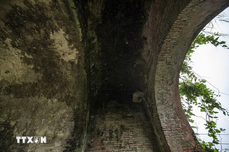 Cổng thành phía Tây khá nguyên vẹn, kiến trúc mái vòm với các lớp khác nhau xây bằng gạch bát. (Ảnh: Trọng Đạt/TTXVN)