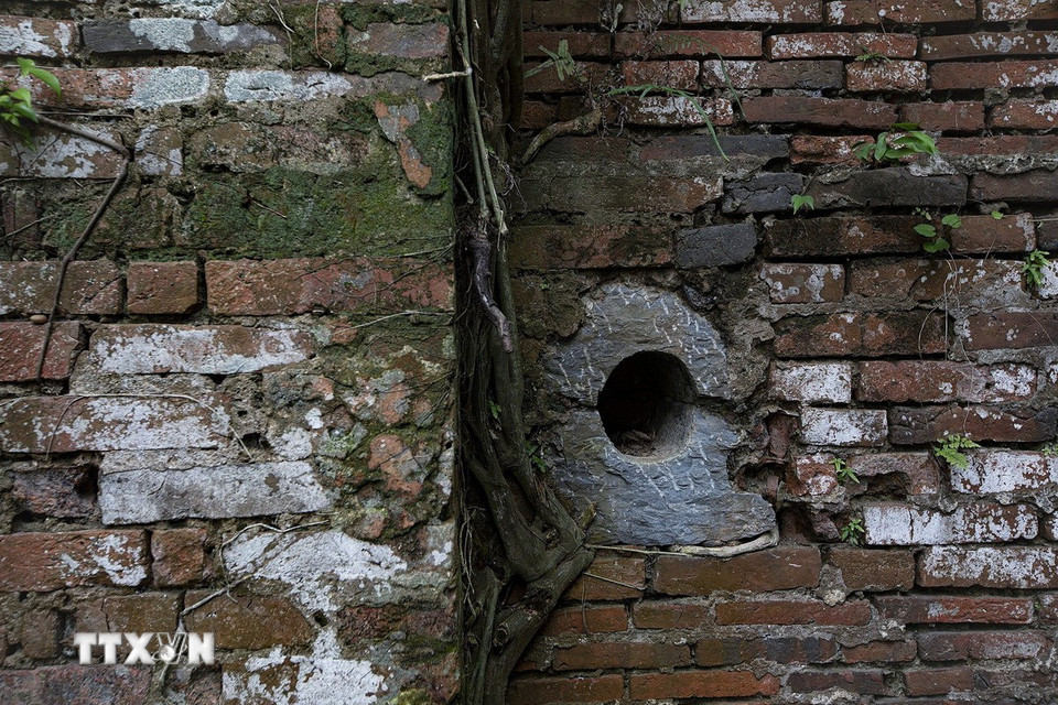 Phía trong vòm cổng thành của hai cổng có những khối đá lỗ tròn, theo lời chia sẻ của những người cao niên nơi đây thì những khối đá vuông đục lỗ có thể là dùng để cắm then cài cửa thành. (Ảnh: Trọng Đạt/TTXVN)