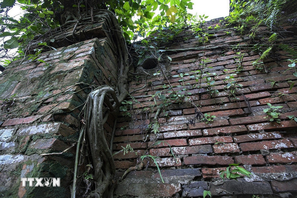 Phía trong vòm cổng thành của hai cổng có những khối đá lỗ tròn, theo lời chia sẻ của những người cao niên nơi đây thì những khối đá vuông đục lỗ có thể là dùng để cắm then cài cửa thành. (Ảnh: Trọng Đạt/TTXVN)