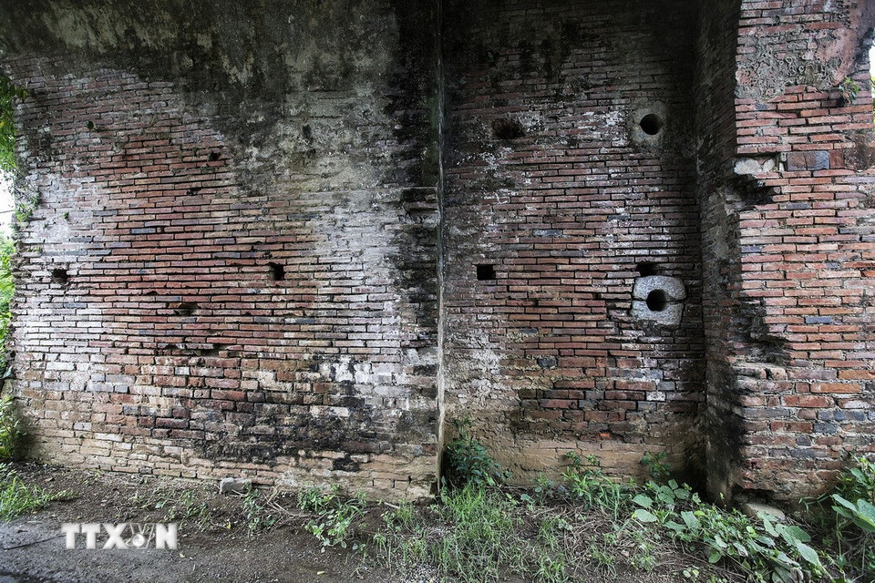 Phía trong vòm cổng thành của hai cổng có những khối đá lỗ tròn, theo lời chia sẻ của những người cao niên nơi đây thì những khối đá vuông đục lỗ có thể là dùng để cắm then cài cửa thành. (Ảnh: Trọng Đạt/TTXVN)