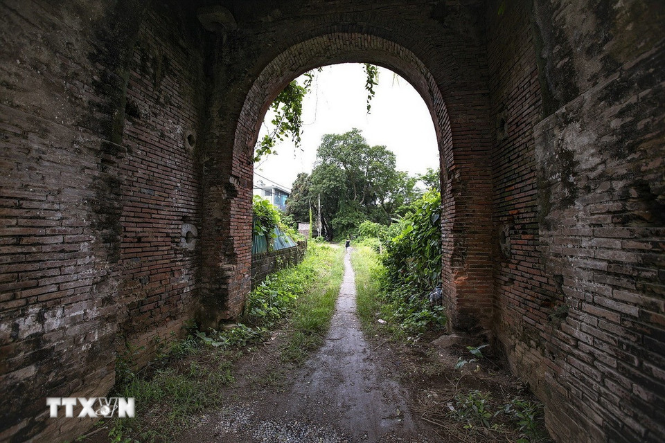 Cổng thành phía Tây khá nguyên vẹn, kiến trúc mái vòm với các lớp khác nhau xây bằng gạch bát. (Ảnh: Trọng Đạt/TTXVN)