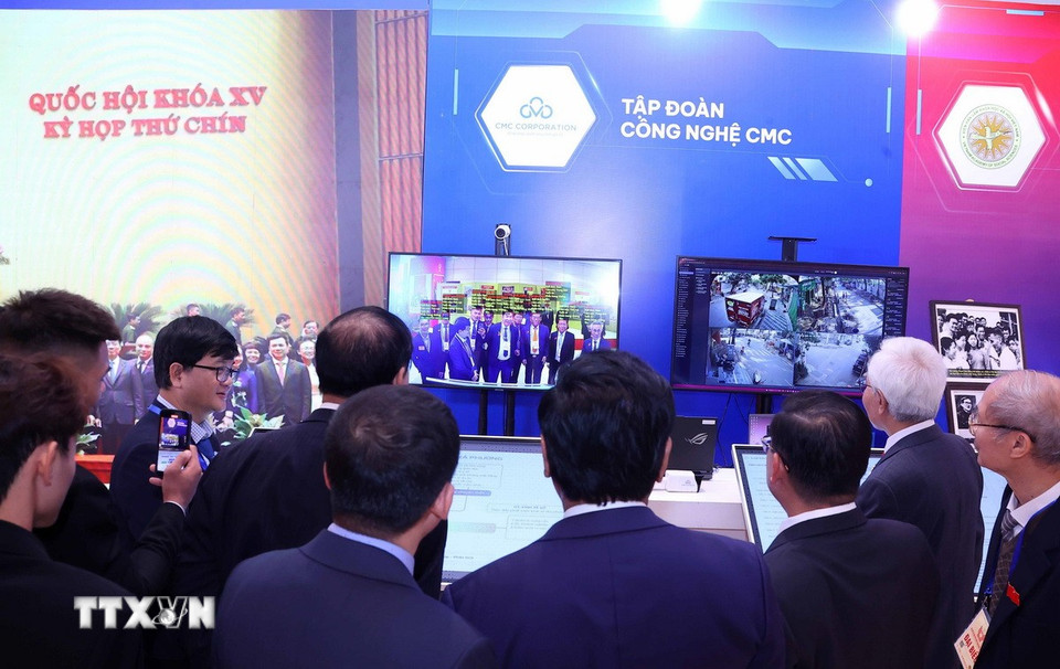 Đại biểu tham quan các khu trưng bày tại đại hội. (Ảnh: Văn Điệp/TTXVN)