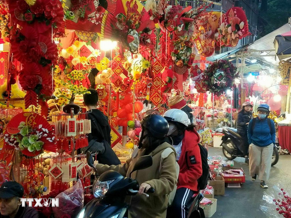 Phố Hàng Mã tấp nập người đi lựa chọn và mua sắm đồ trang trí. (Nguồn: Thái Hà/Vietnam+)