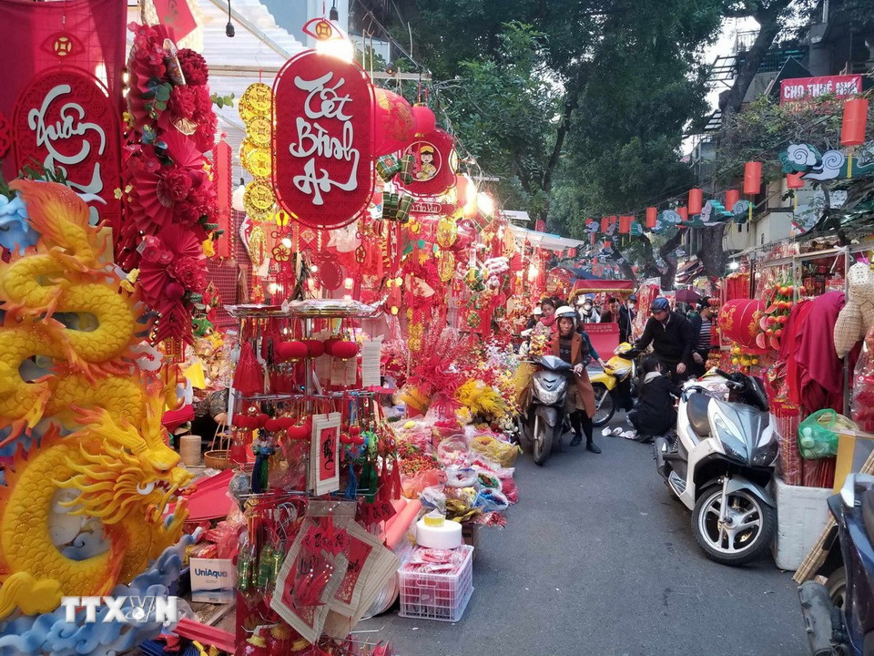 Rực rỡ các mặt hàng Tết khiến không khí năm mới càng thêm rộn ràng. (Nguồn: Thái Hà/Vietnam+)