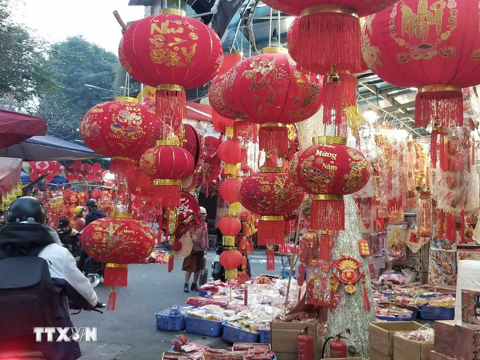 Đèn lồng là một trong những mặt hàng được bày bán phong phú. (Nguồn: Thái Hà/Vietnam+)