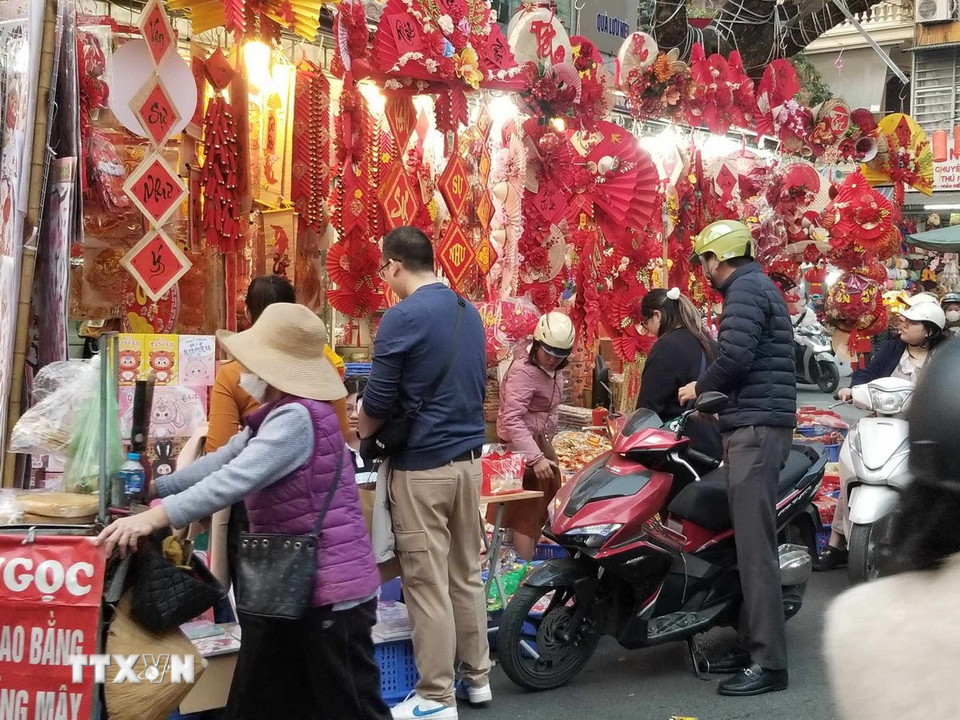 Người dân đi lựa chọn và mua sắm đồ trang trí. (Nguồn: Thái Hà/Vietnam+)