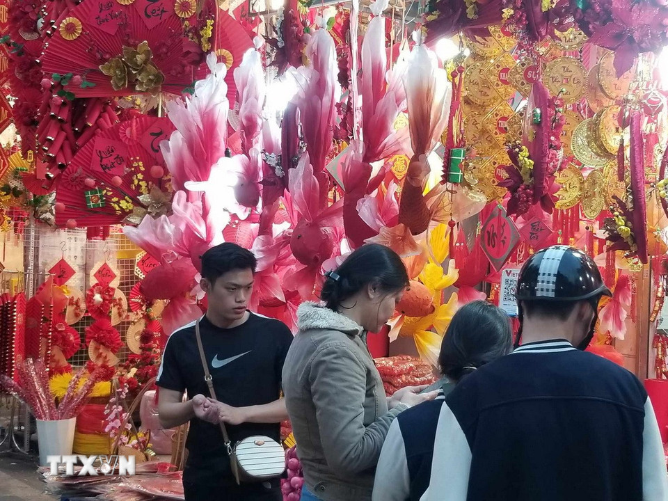 Cá-tượng trưng cho sự đầy đủ, dư dả, trở thành sản phẩm trang trí được người mua quan tâm lựa chọn. (Nguồn: Thái Hà/Vietnam+)