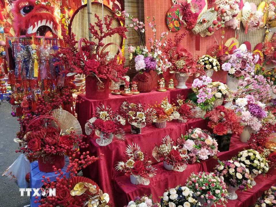 Bên cạnh hoa tươi, các sản phẩm hoa thủ công được thiết kế đẹp mắt, rực rỡ. (Nguồn: Thái Hà/Vietnam+)