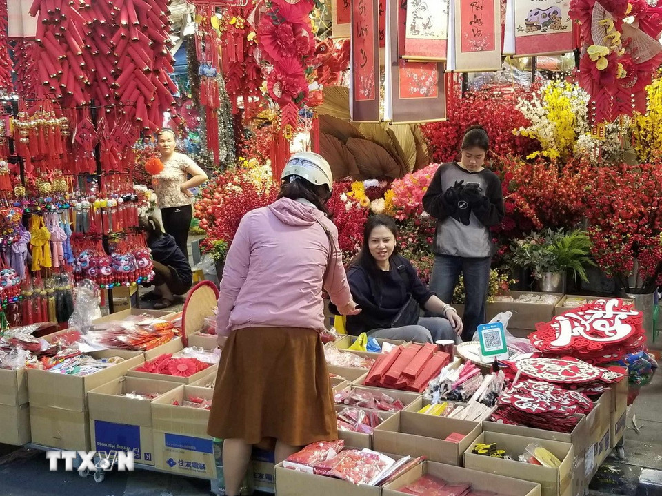 Niềm vui trên gương mặt người bán hàng như hứa hẹn một năm mới "mua may bán đắt." (Nguồn: Thái Hà/Vietnam+)