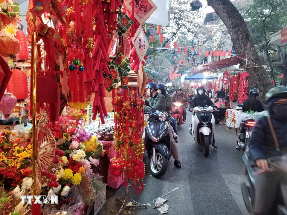 Người dân đi lựa chọn và mua sắm đồ trang trí. (Nguồn: Thái Hà/Vietnam+)