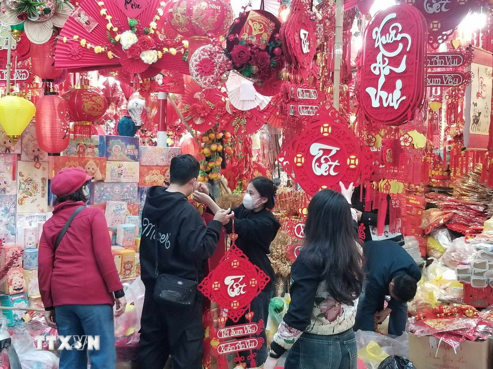 Người dân đi lựa chọn và mua sắm đồ trang trí. (Nguồn: Thái Hà/Vietnam+)