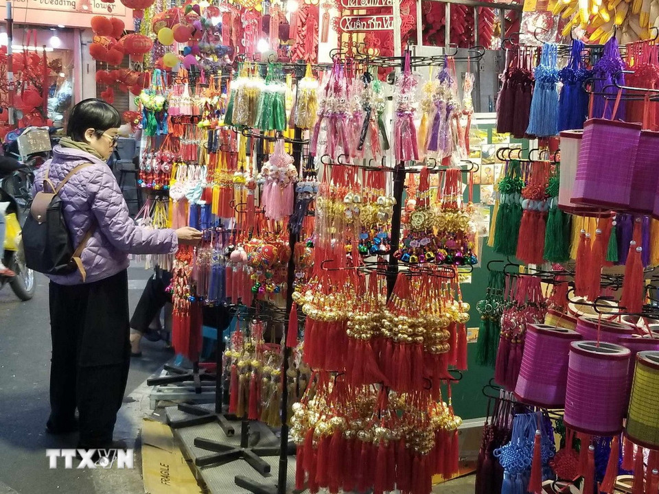 Các phụ kiện trang trí nhỏ xinh tô điểm cho không gian Tết. (Nguồn: Thái Hà/Vietnam+)