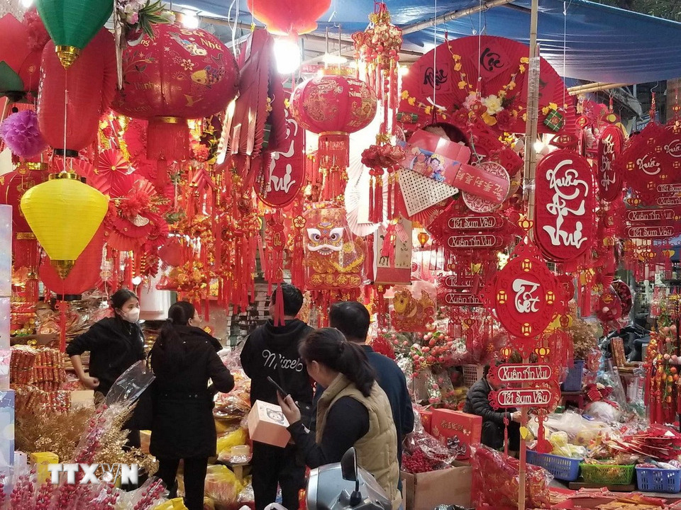 Người dân đi lựa chọn và mua sắm đồ trang trí. (Nguồn: Thái Hà/Vietnam+)