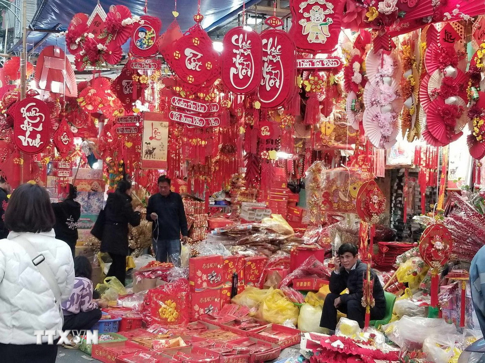 Rực rỡ các mặt hàng Tết khiến không khí năm mới càng thêm rộn ràng. (Nguồn: Thái Hà/Vietnam+)