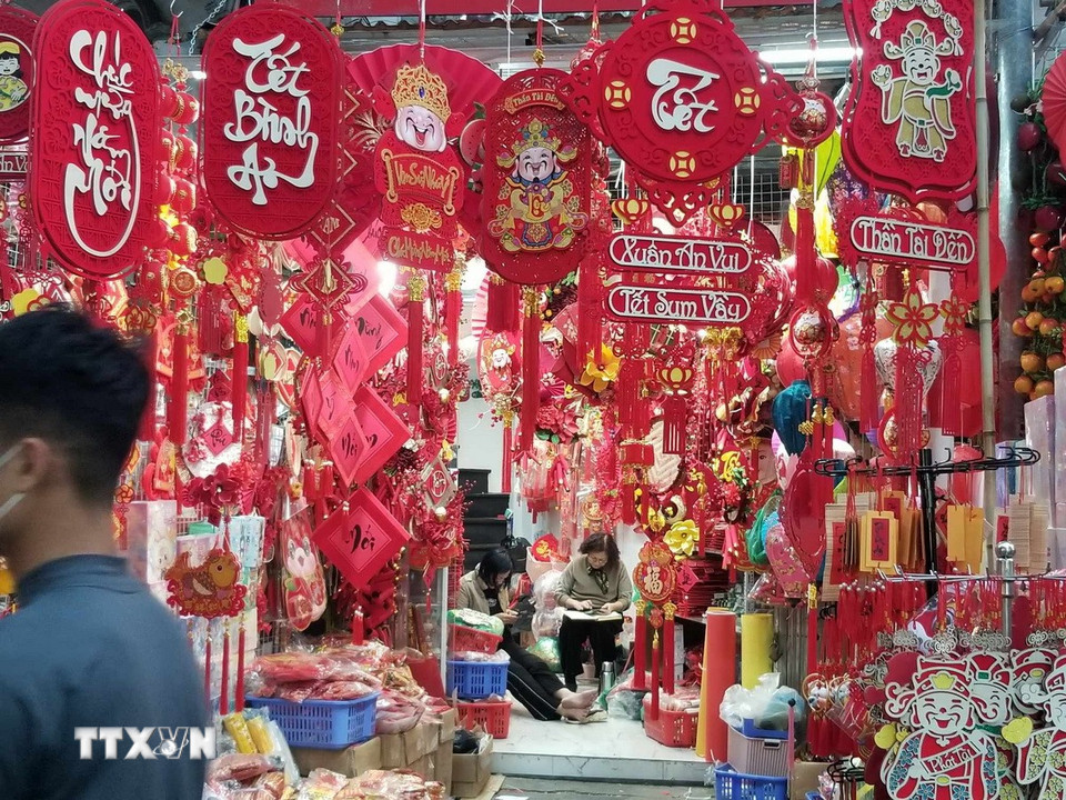 Treo thần tài và câu chúc Tết là những sản phẩm trang trí Tết được ưa chuộng. (Nguồn: Thái Hà/ Vietnam+)