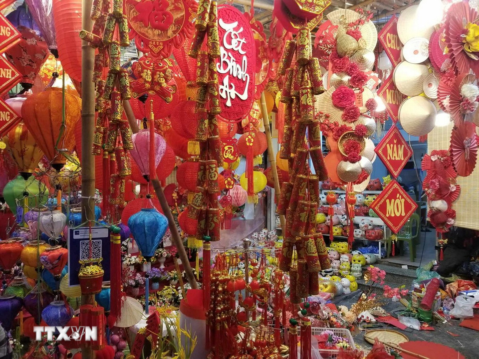 Sự đa dạng và phong phú các sản phẩm trang trí Tết. (Nguồn: Thái Hà/Vietnam+)
