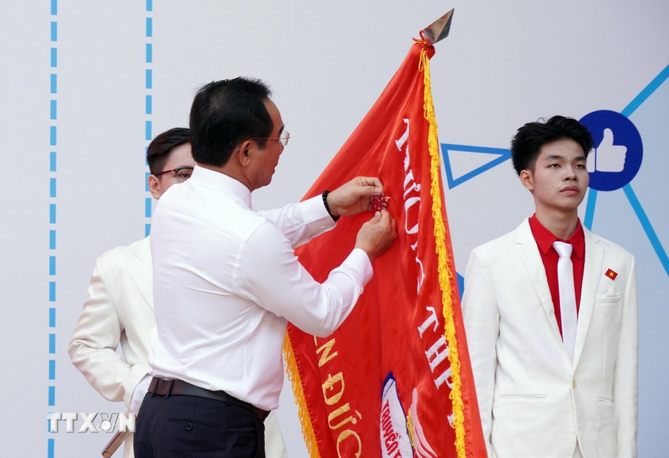 Nghi thức đón nhận Huân chương Lao động hạng Nhì tại trường Trung học phổ thông Trần Phú (phường Phú Thọ Hoà, Thành phố Hồ Chí Minh). (Ảnh: Trung Tuyến/TTXVN)