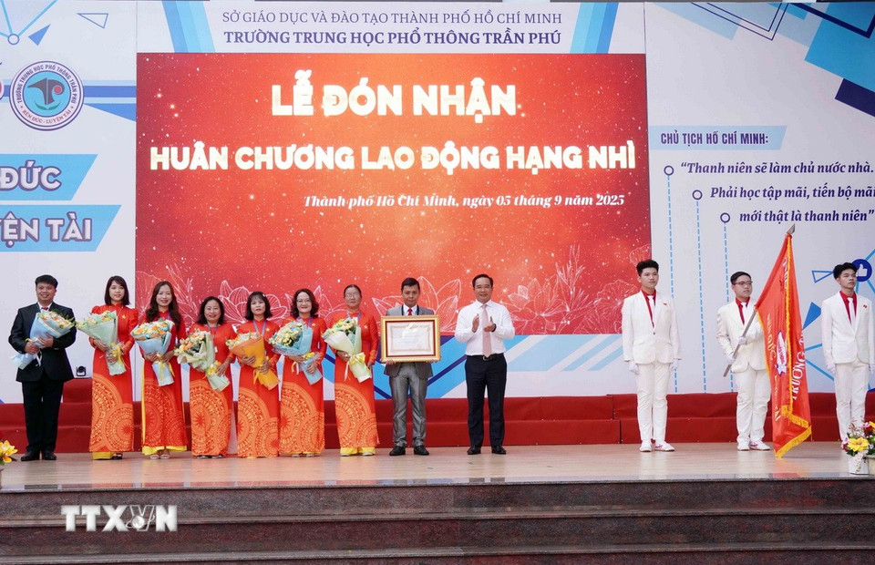 Khai giảng năm học mới tại Trường Trung học phổ thông Trần Phú (phường Phú Thọ Hoà, Thành phố Hồ Chí Minh). (Ảnh: Trung Tuyến/TTXVN)