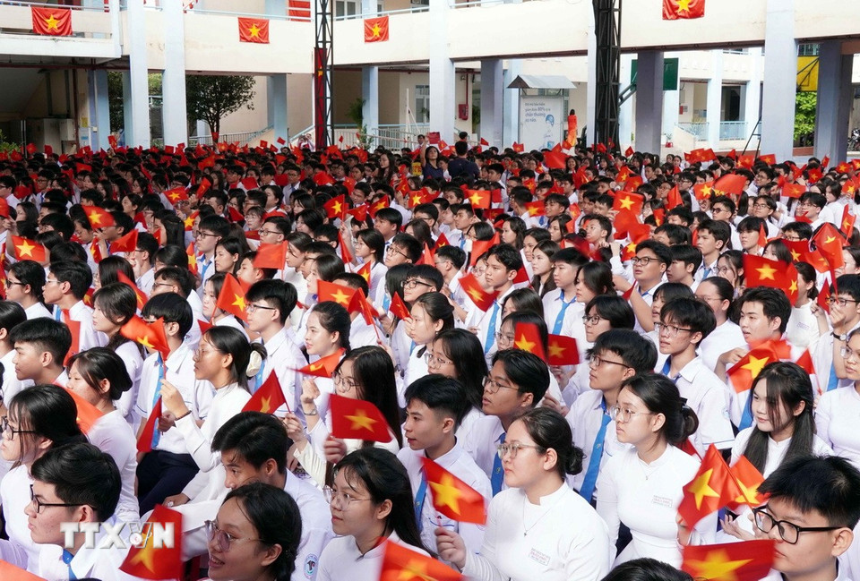 Khai giảng năm học mới tại trường Trung học phổ thông Trần Phú (phường Phú Thọ Hoà, Thành phố Hồ Chí Minh). (Ảnh: Trung Tuyến/TTXVN)