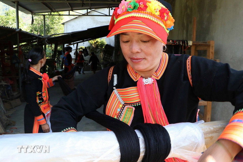 Những sợi vải sau khi được kéo xong có thể dài đến 10m. (Ảnh: Nguyễn Oanh/TTXVN)