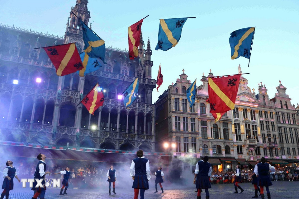 Lễ hội đã được UNESCO công nhận là Di sản Văn hóa phi vật thể của Nhân loại từ năm 2019. Trong ảnh: Màn trình diễn cờ tại lễ hội Ommegang. (Ảnh: Hương Giang/TTXVN)